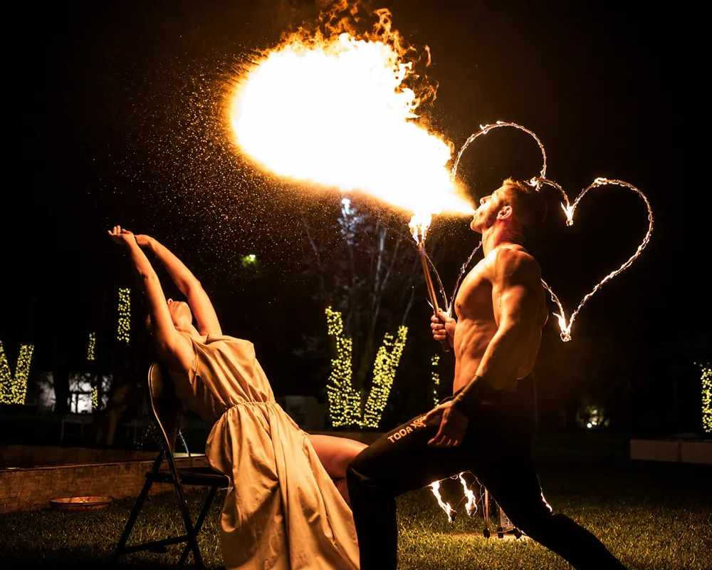 Espetáculo de fogo em evento noturno