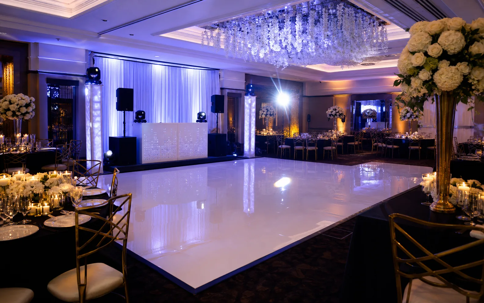 Pista de dança premium preparada para uma festa de casamento