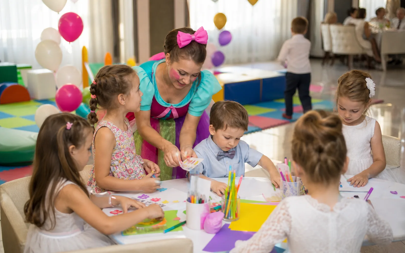 Animação infantil com atividades acompanhadas num evento familiar