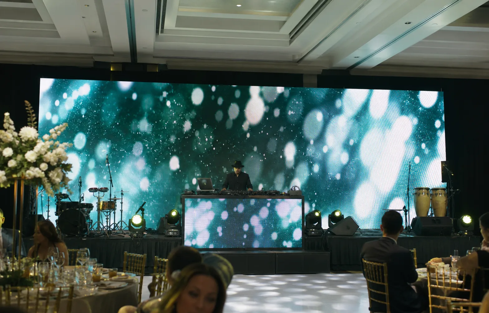 Ecrã LED profissional instalado numa sala de evento
